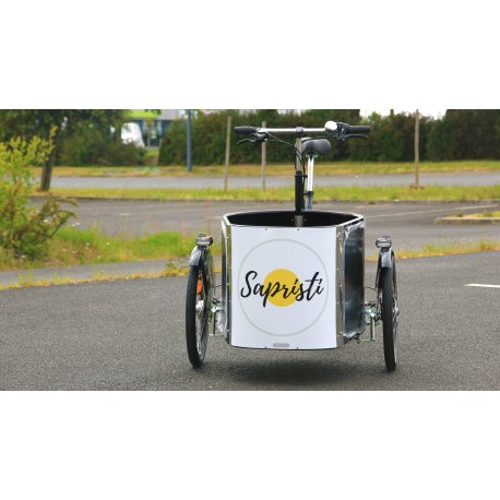 Triporteur NIHOLA avec fronton de la malle décoré d'un sticker Triporteur NIHOLA avec fronton de la malle décoré d'un sticker