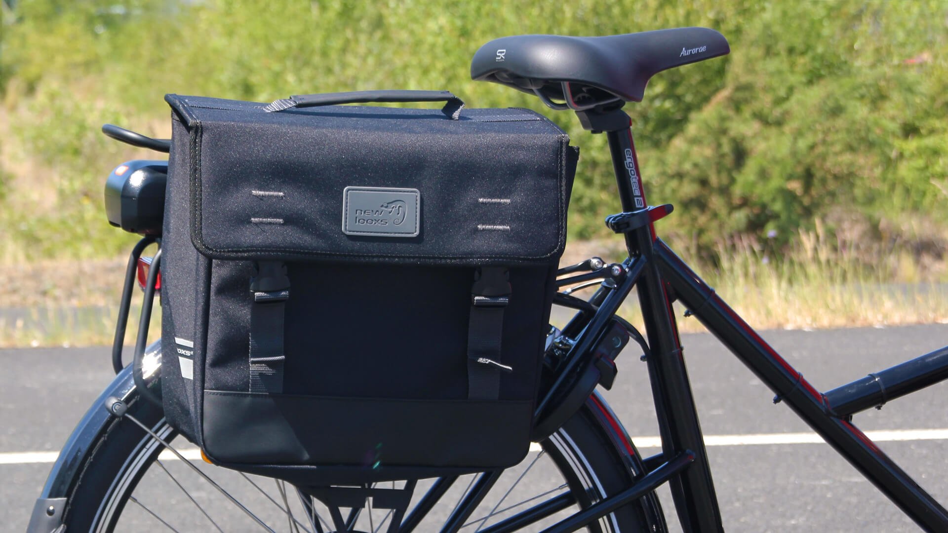 La sacohe NewLooxs Origin fixée au porte-bagage arrière d'un vélo cargo NIHOLA