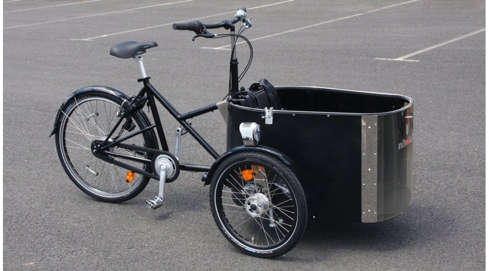 Le NIHOLA Cargo Family avec cadre noir et malle avec fronton transparent Le NIHOLA Cargo Family avec cadre noir et malle avec fronton transparent