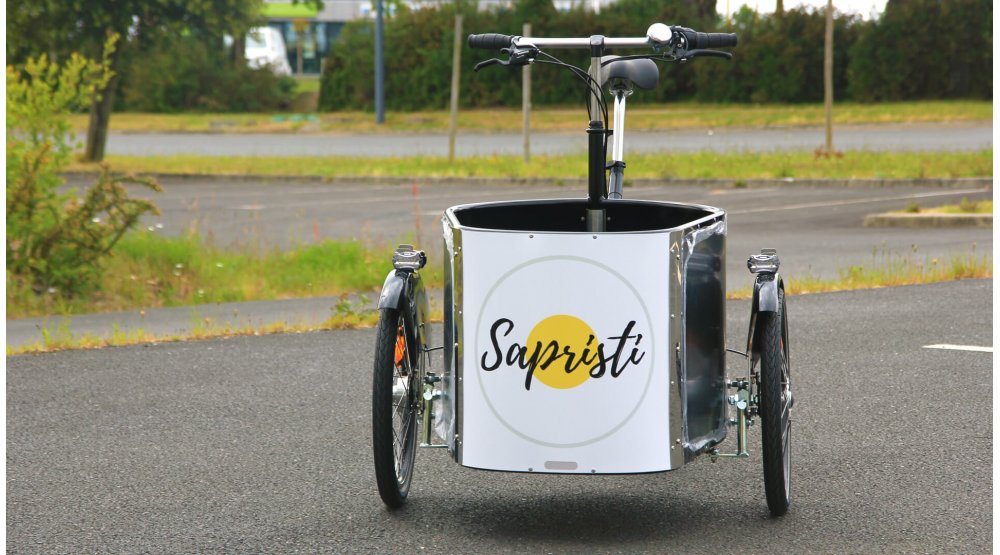 Triporteur NIHOLA Cargo avec fronton de la malle décoré d'un sticker Triporteur NIHOLA Cargo avec fronton de la malle décoré d'un sticker