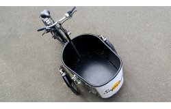 Longue de 84 cm et haute de 48.5 cm, la malle offre un&nbsp;volume maximal de 180 litres&nbsp;ou une&nbsp;charge de 100 kg