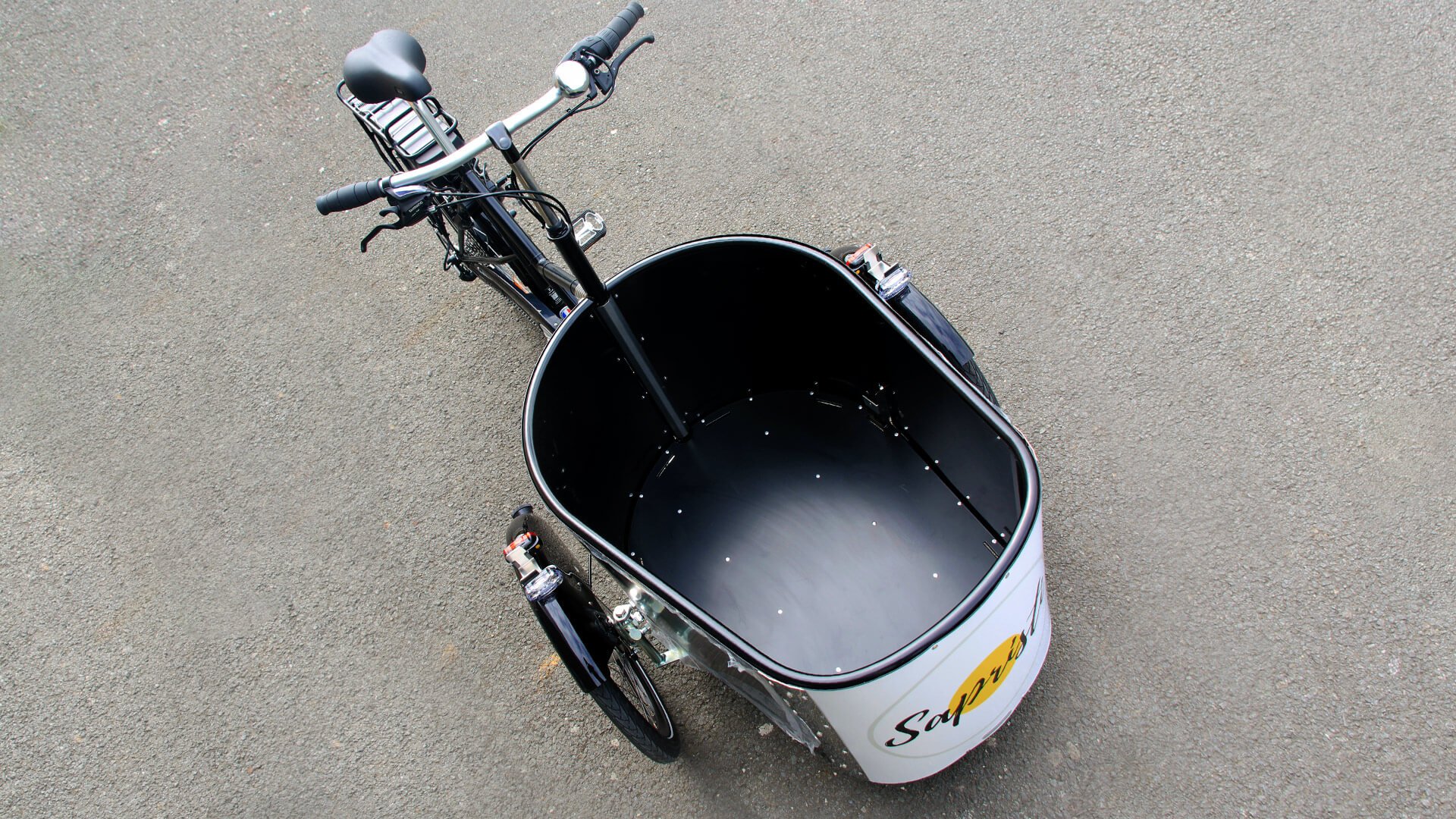 Longue de 84 cm et haute de 48.5 cm, la malle offre un&nbsp;volume maximal de 180 litres&nbsp;ou une&nbsp;charge de 100 kg