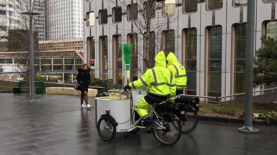 Agents ISS La Défense en mission à bord d'un triporteur NIHOLA