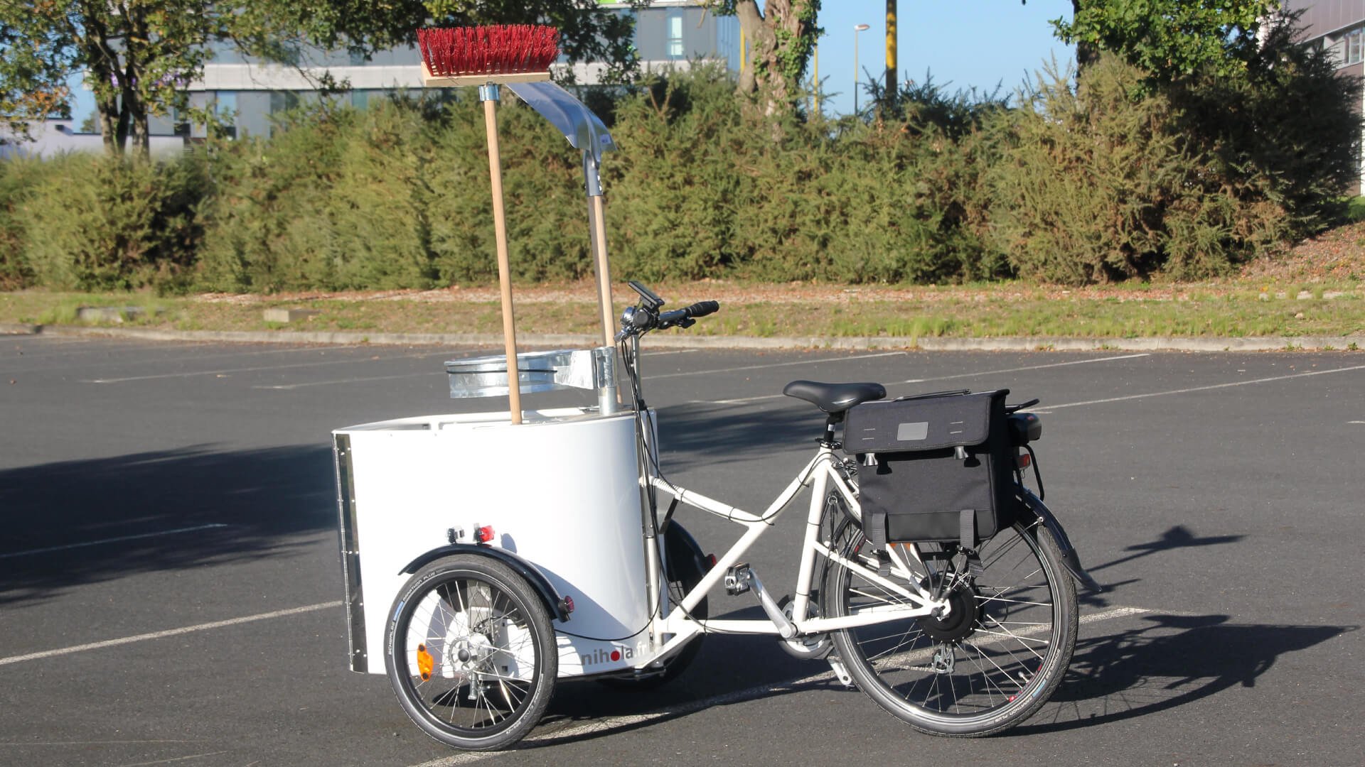 Le vélo cargo comprend tout ce qu'il faut pour assurer efficacement le nettoyage de la voirie