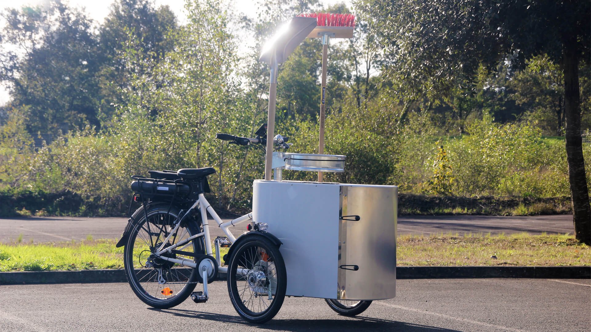 Le triporteur NIHOLA CARGO XL Propreté électrique tout équipé