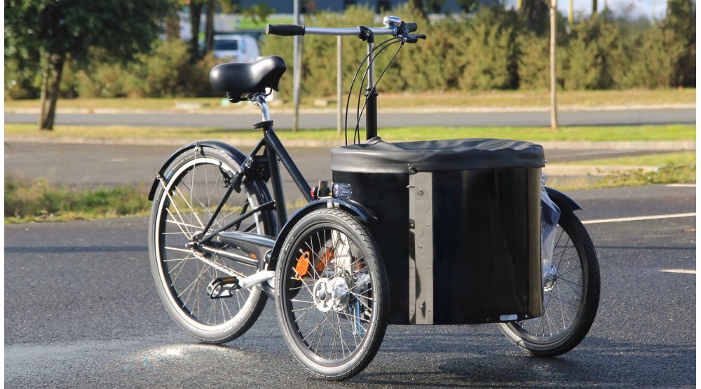 Triporteur NIHOLA LOW avec bâche de protection sur la malle avant Triporteur NIHOLA LOW avec bâche de protection sur la malle avant