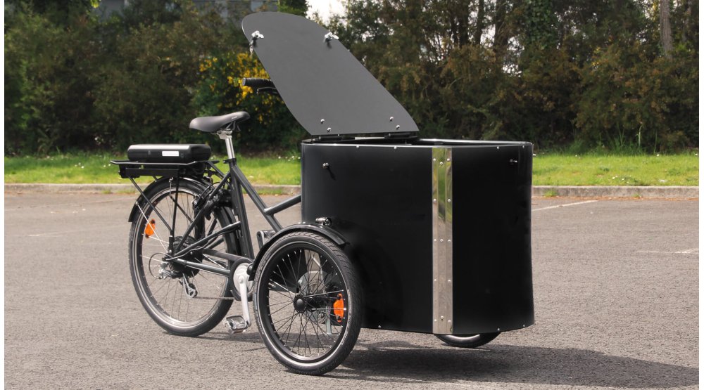 Triporteur CARGO XL Pro électrique avec couvercle verrouillable entièrerment rabattu Triporteur CARGO XL Pro électrique avec couvercle verrouillable entièrerment rabattu