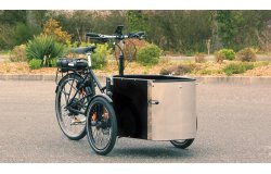 Le NIHOLA Cargo Open électrique reconnaissable à sa porte avant en aluminium