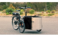 Le NIHOLA Cargo Open électrique reconnaissable à sa porte avant en aluminium