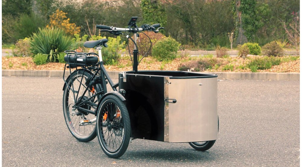 Le NIHOLA Cargo Open électrique reconnaissable à sa porte avant en aluminium Le NIHOLA Cargo Open électrique reconnaissable à sa porte avant en aluminium