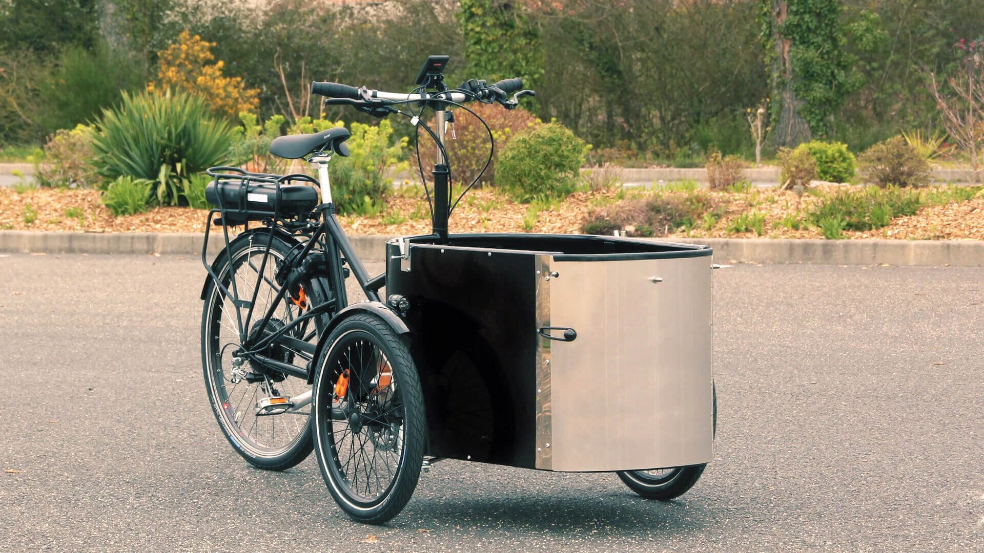 Le NIHOLA Cargo Open électrique reconnaissable à sa porte avant en aluminium