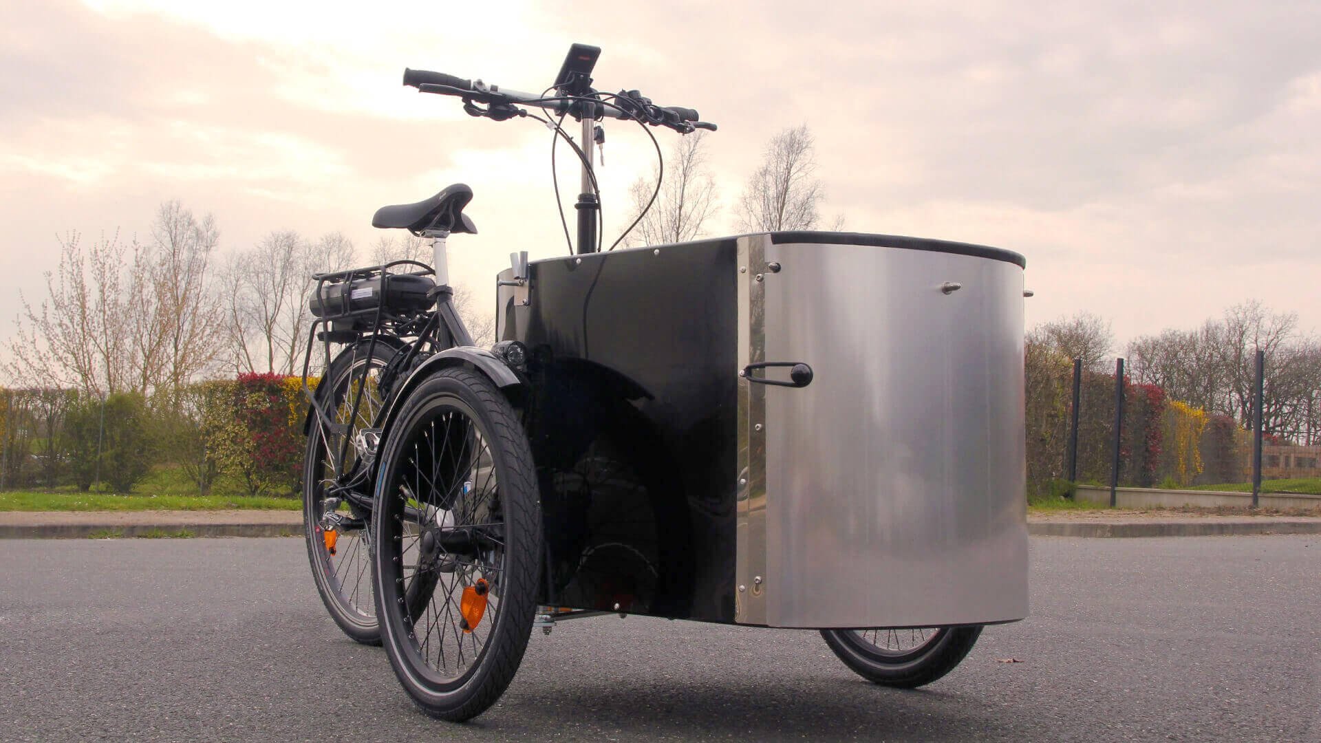 Facilement accessible grâce à sa porte ouvrante, la, malle avant peut accueillir une charge de 100 kg ou 180 litres