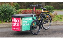 Un triporteur NIHOLA CARGO Family aux couleurs de la Vélocisterie