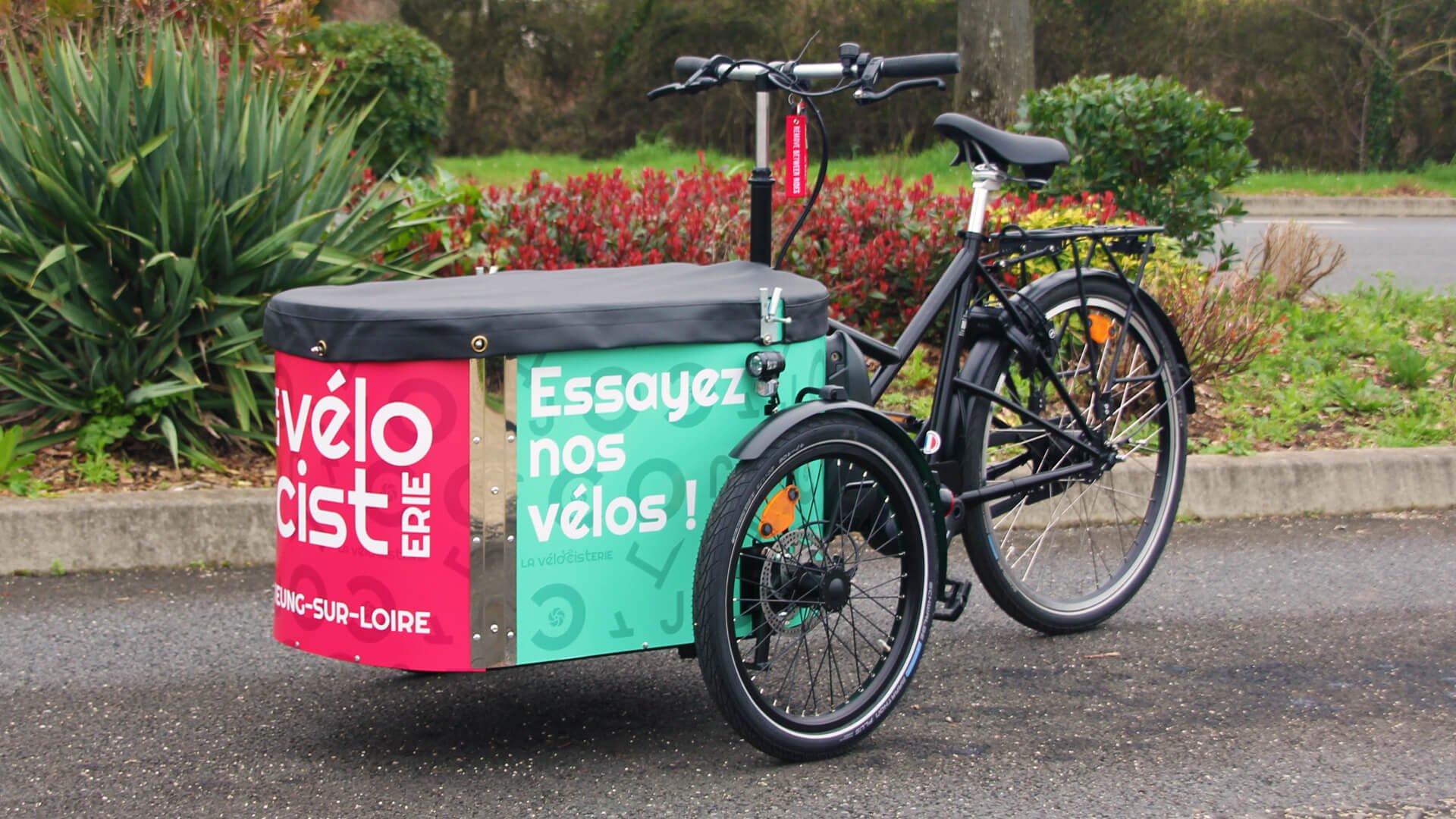 Un triporteur NIHOLA CARGO Family aux couleurs de la Vélocisterie