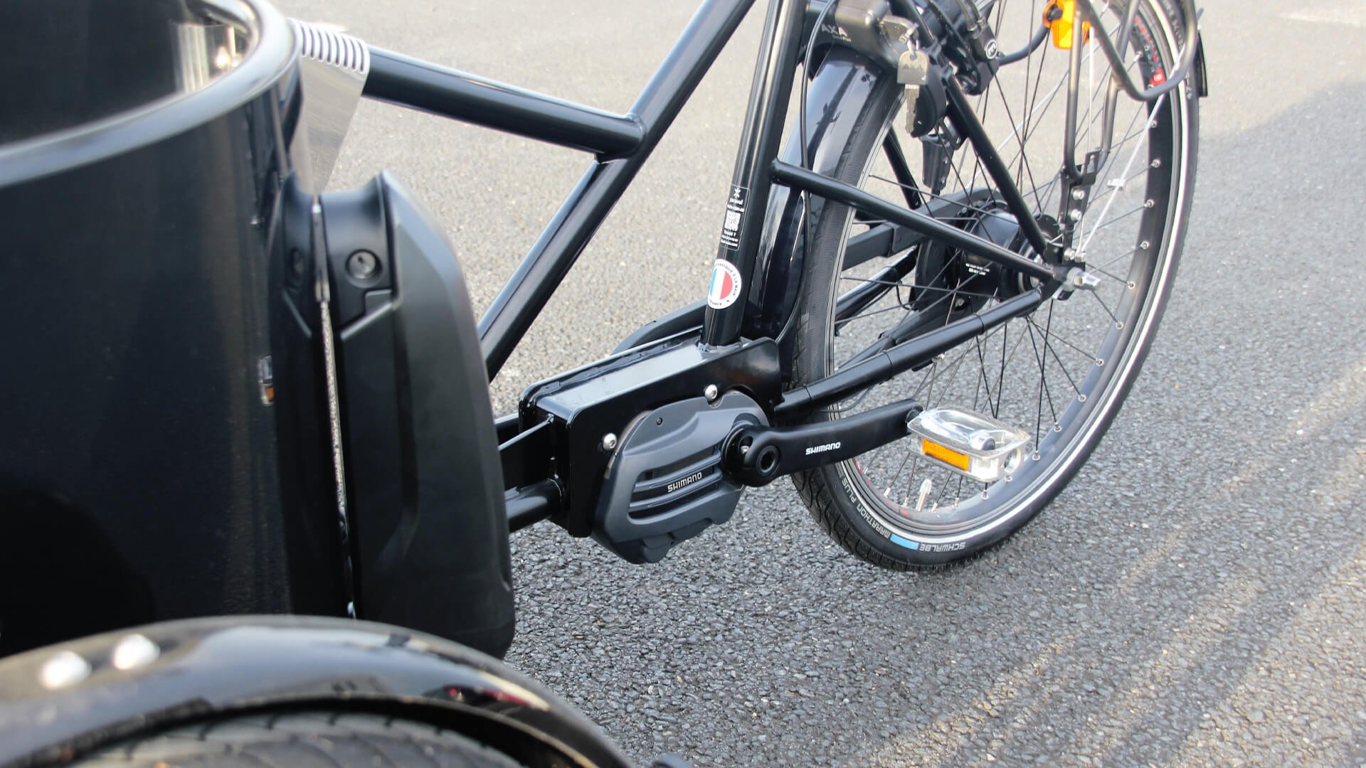 Moteur pédalier et batterie sur l'arrière de la caisse de votre triporteur