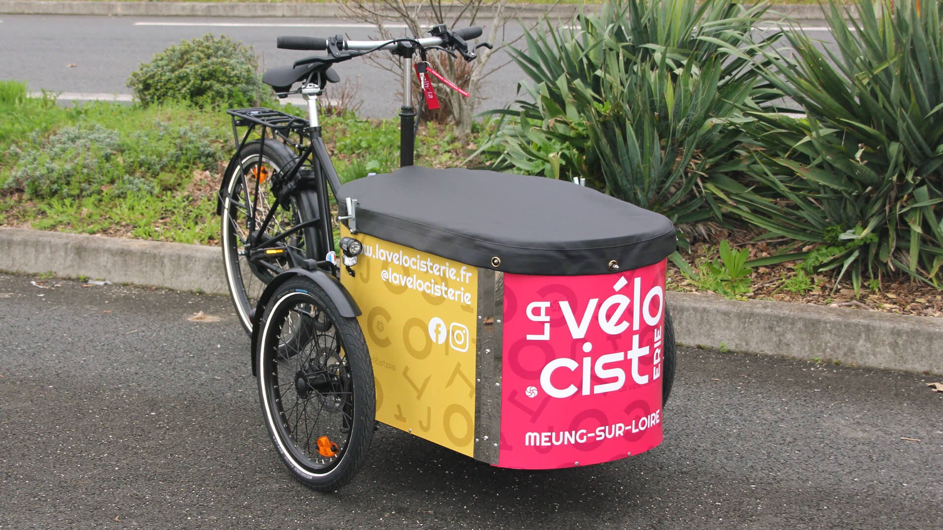 Un triporteur NIHOLA CARGO Family aux couleurs de la Vélocisterie