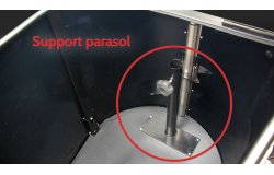 La malle du CARGO XL Évémentiel inclut de série un support parasol