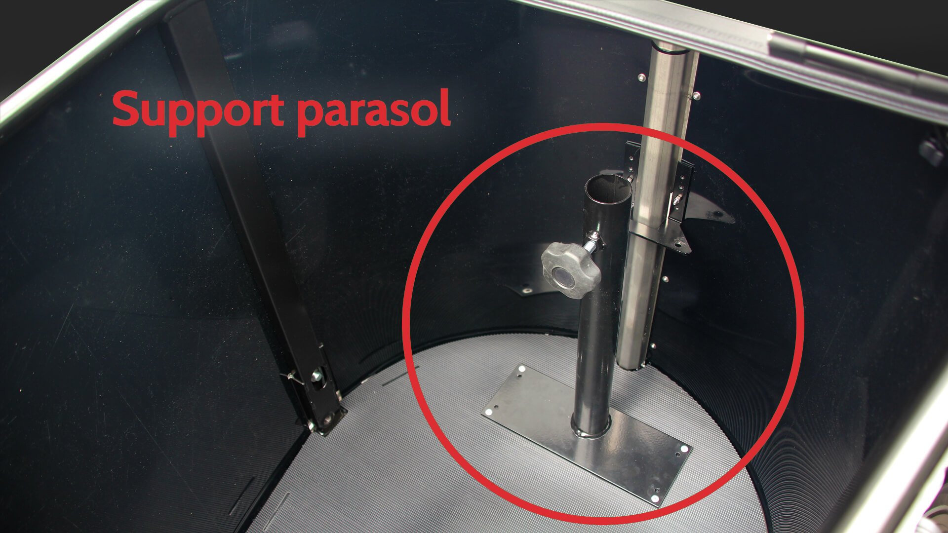 La malle du CARGO XL Évémentiel inclut de série un support parasol