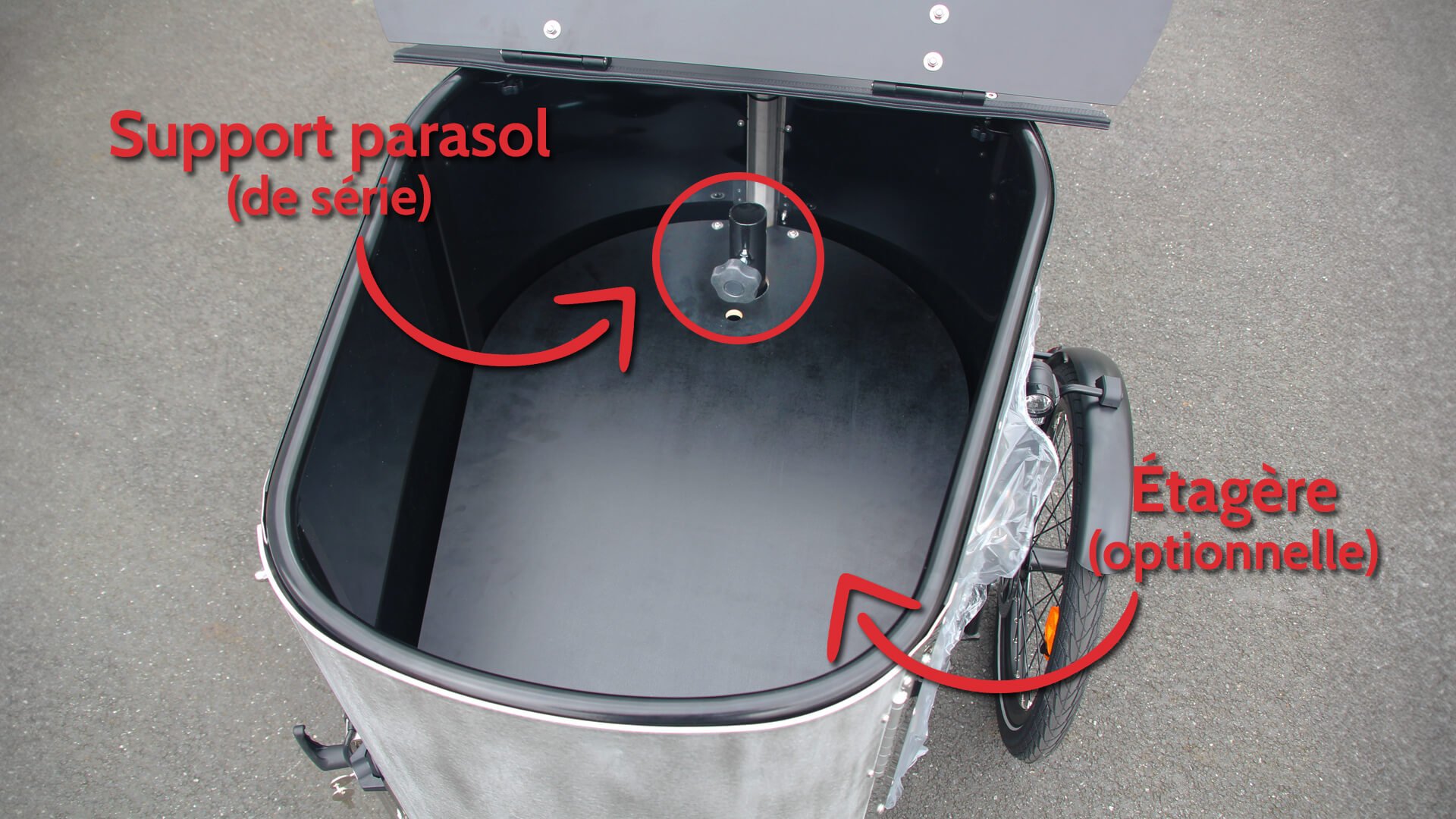 une étagère peut être placée à mi-hauteur de la malle