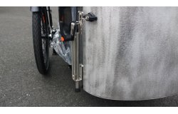 Gros plan sur la béquille anti-basculement incluse de série sur les modèles CARGO XL Événementiel