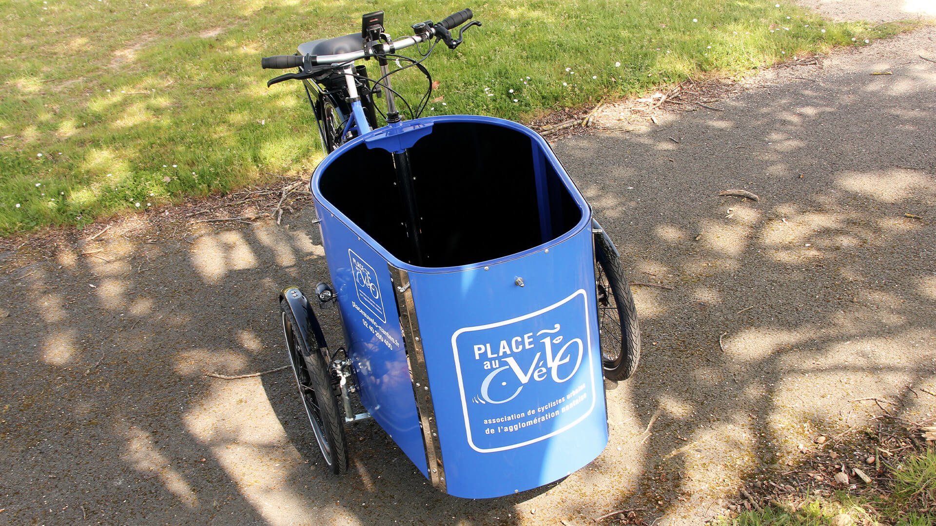 Personnalisation de la malle avant sur un NIHOLA CARGO XL Pro