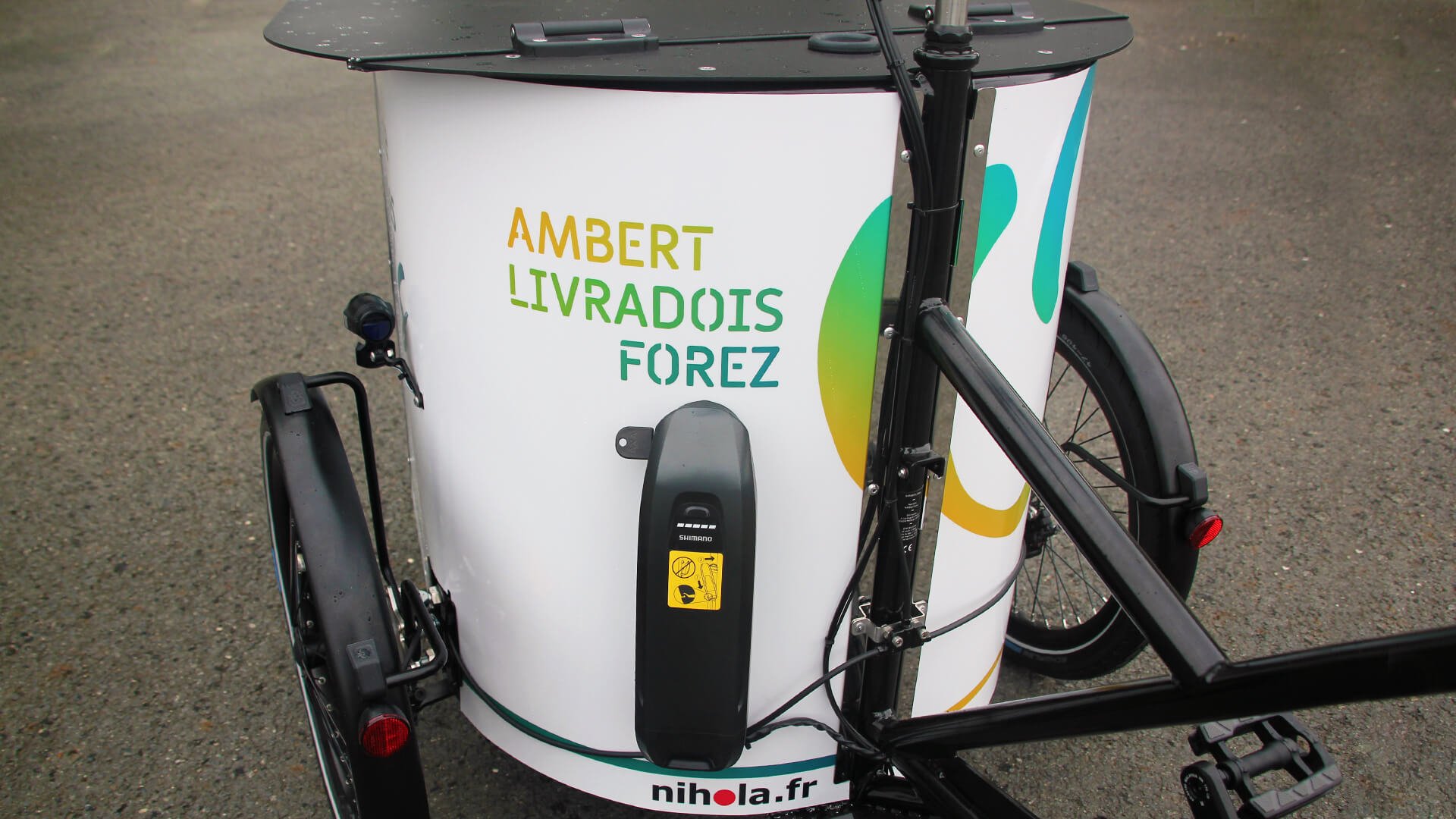 Sur ce modèle, la batterie est fixée à l'arrière de la malle 