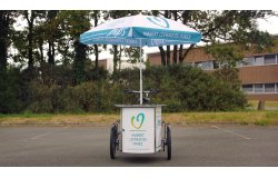 Un NIHOLA CARGO XL avec parasol aux couleurs de la communauté de communes Ambert Livradois Forez (Puy-de-Dôme)