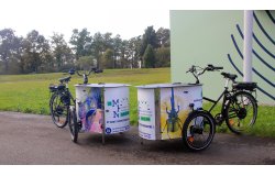 Un NIHOLA CARGO XL avec parasol aux couleurs de la communauté de communes Ambert Livradois Forez (Puy-de-Dôme)