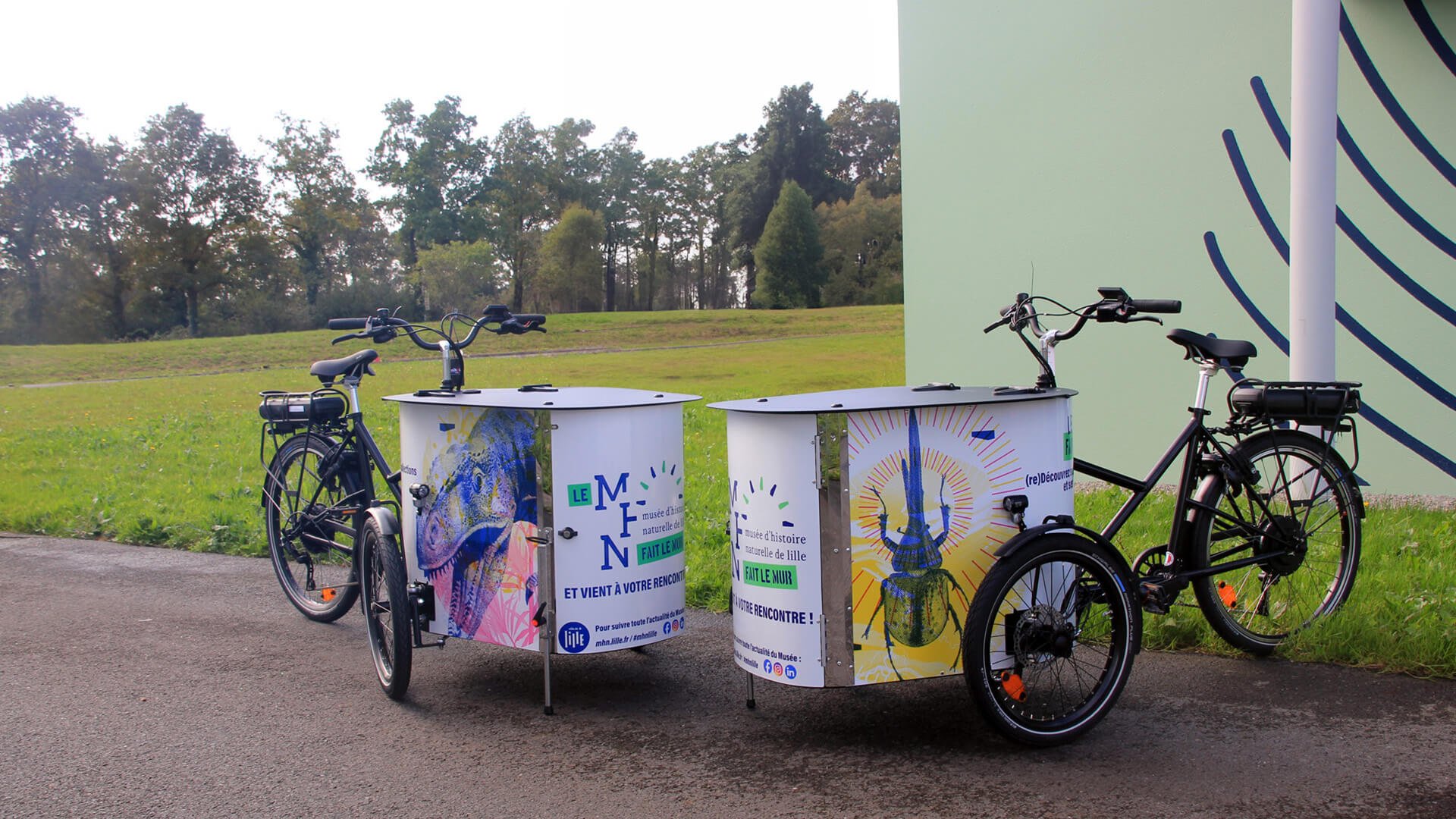 Un NIHOLA CARGO XL avec parasol aux couleurs de la communauté de communes Ambert Livradois Forez (Puy-de-Dôme)