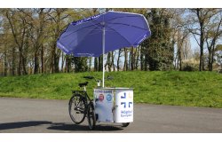 Un parasol installé sur un triporteur NIHOLA CARGO XL Événementiel