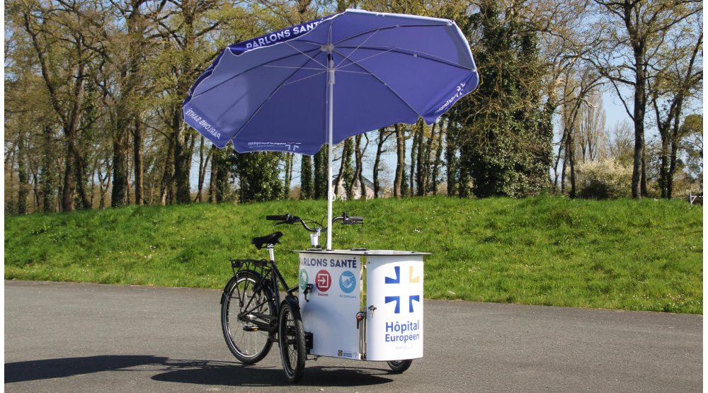 Un parasol installé sur un triporteur NIHOLA CARGO XL Événementiel