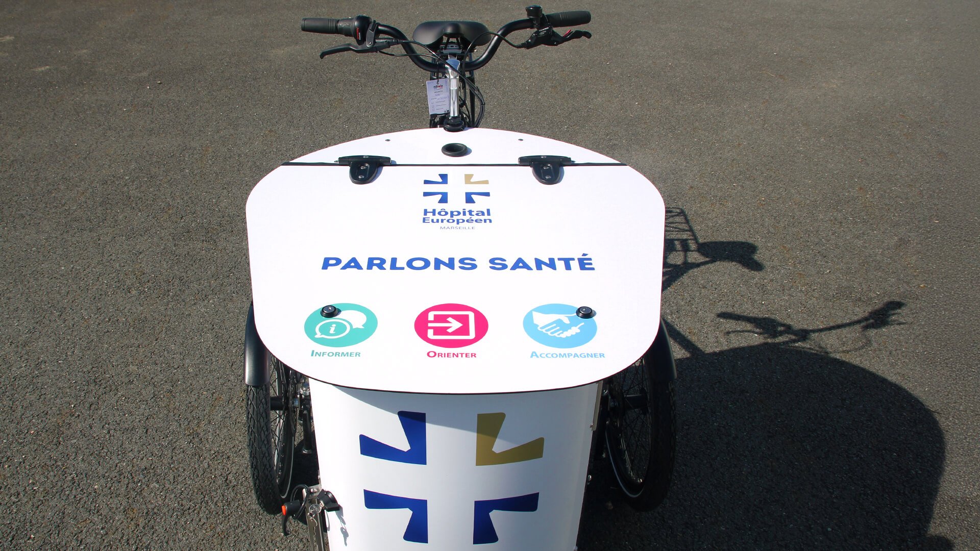 Le comptoir débordant peut être décoré aux couleurs de votre enseigne