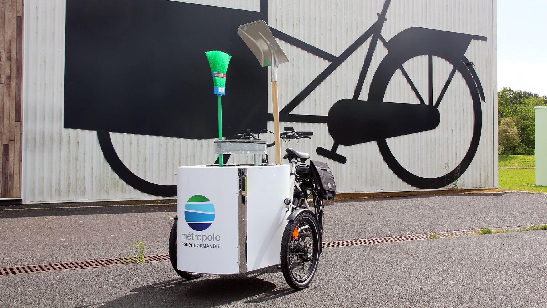 Triporteur électrique NIHOLA CARGO XL Propreté aux couleurs Rouen Normandie Métropole