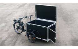 La flightcase peut s'ouvrir au besoin par l'avant et/ou le dessus