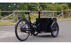 Le porte-bagage arrière visible sur cette imlage est en option sur devis