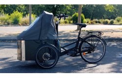 Le triporteur NIHOLA CARGO avec protection pluie (accessoire en option mais résolument inspensable)