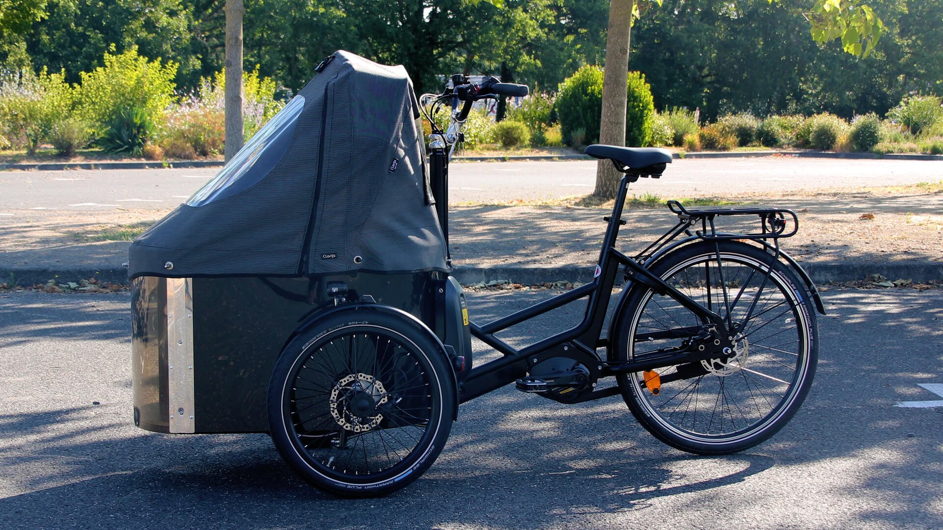 Le triporteur NIHOLA CARGO avec protection pluie (accessoire en option mais résolument inspensable)