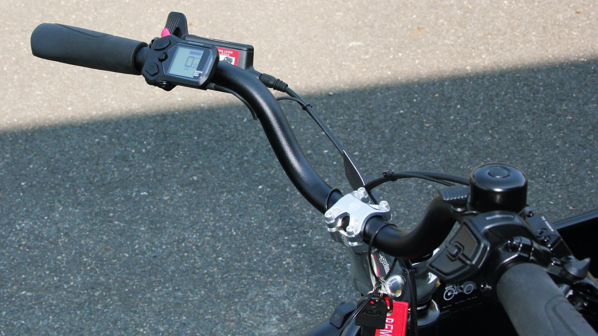 Le display Shimano SC-E5000 est installé près de la poignée gauche