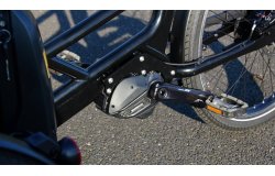le moteur pédalier Shimano EP8 Cargo et, à qulques centmètres de là, la batterie fixée à l'arrière de la malle