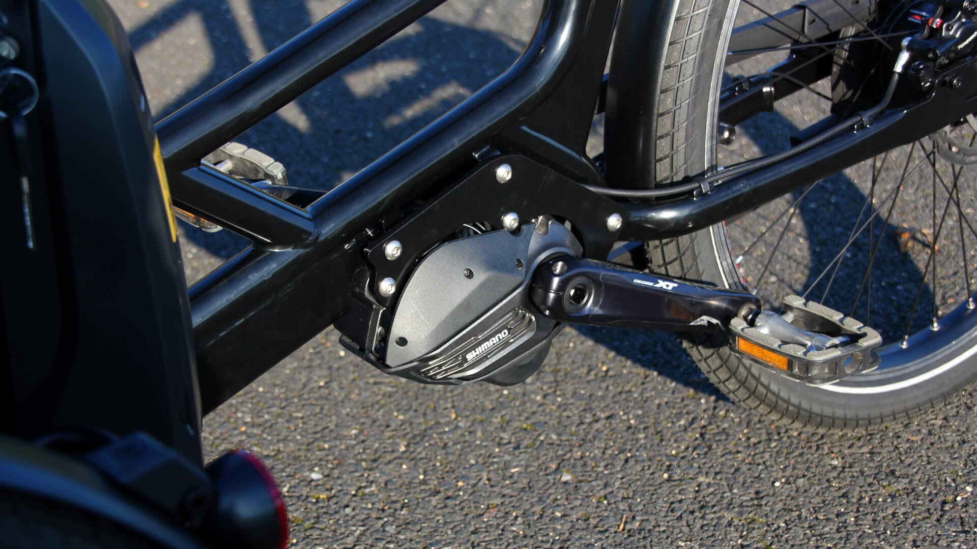 le moteur pédalier Shimano EP8 Cargo et, à qulques centmètres de là, la batterie fixée à l'arrière de la malle