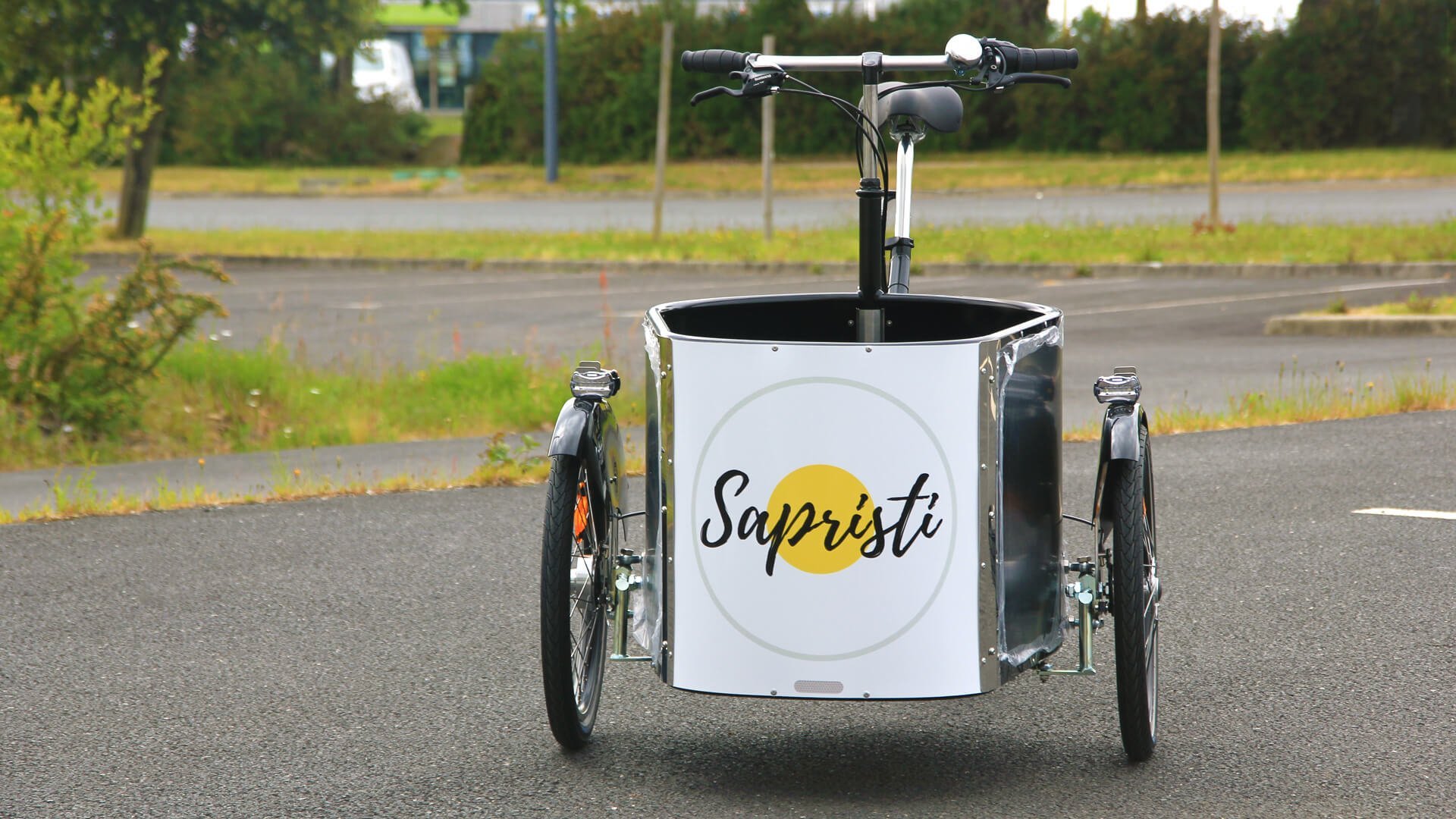 Triporteur NIHOLA CARGO Single avec fronton de la malle décoré d'un sticker