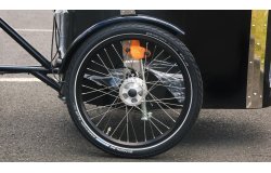 Le NIHOLA Cargo est équipé de pneus ballons Schwalbe qui absorbent efficacement les chocs sur les chaussées en mavais état