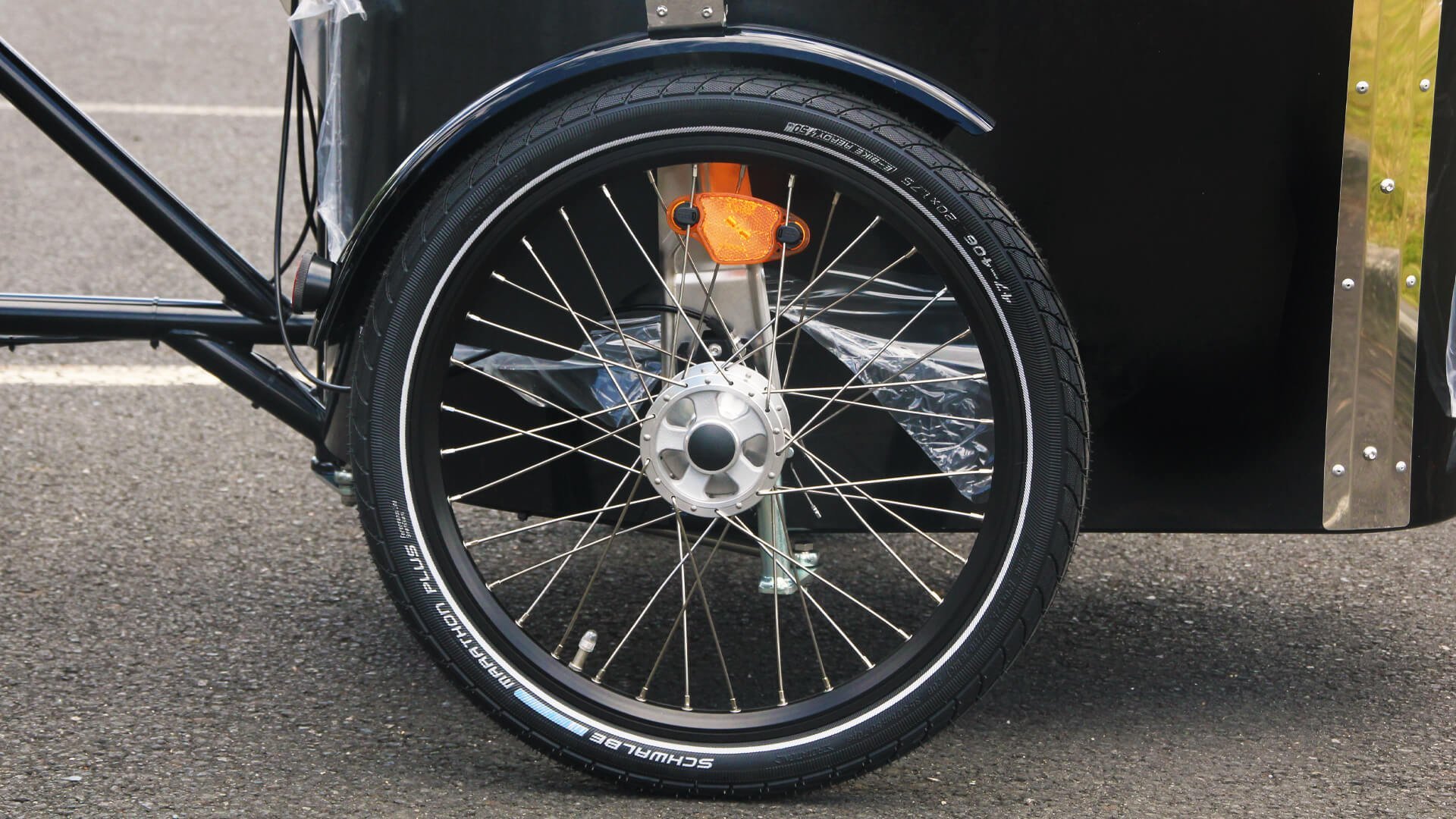 Le NIHOLA Cargo est équipé de pneus ballons Schwalbe qui absorbent efficacement les chocs sur les chaussées en mavais état