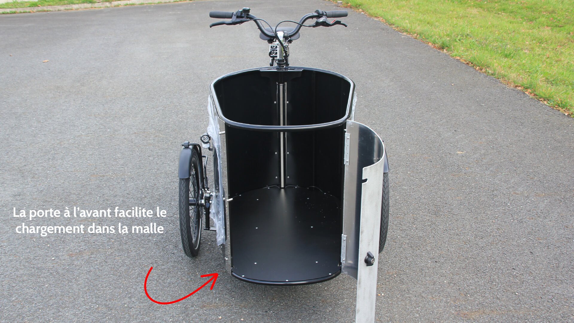 Porte avant qui facilite les chargements à l'intérieur de la malle