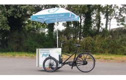 Un NIHOLA CARGO XL avec parasol aux couleurs de la communauté de communes Ambert Livradois Forez (Puy-de-Dôme)