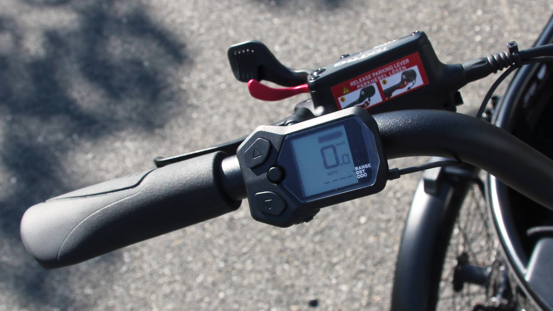 Le display Shimano SC-E5000 est installé près de la poignée gauche