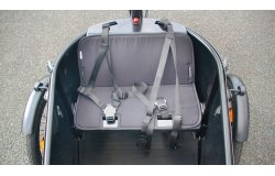 Le banc inclut de base un coussin et deux ceintures harnais en Y 