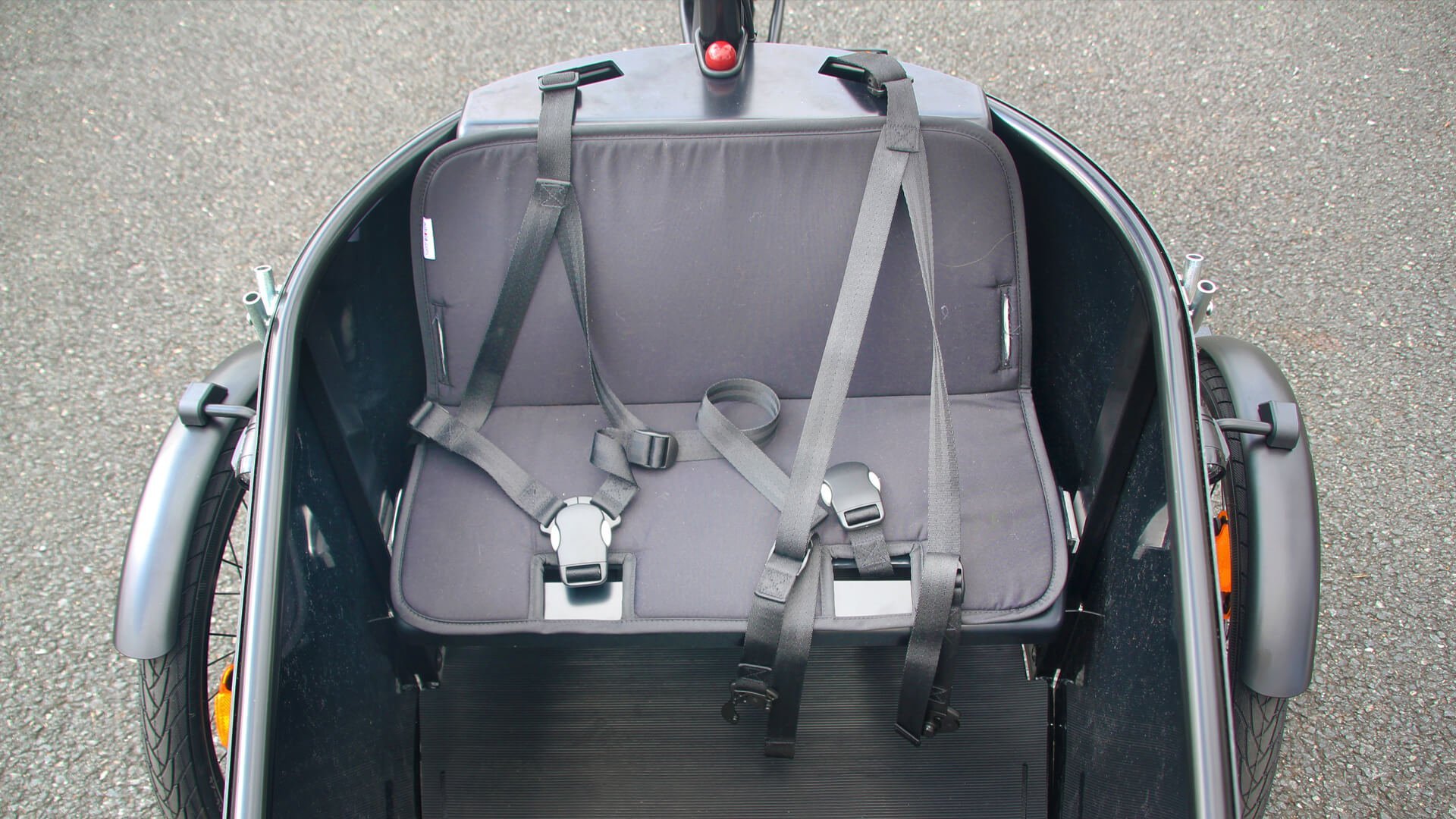 Le banc inclut de base un coussin et deux ceintures harnais en Y 