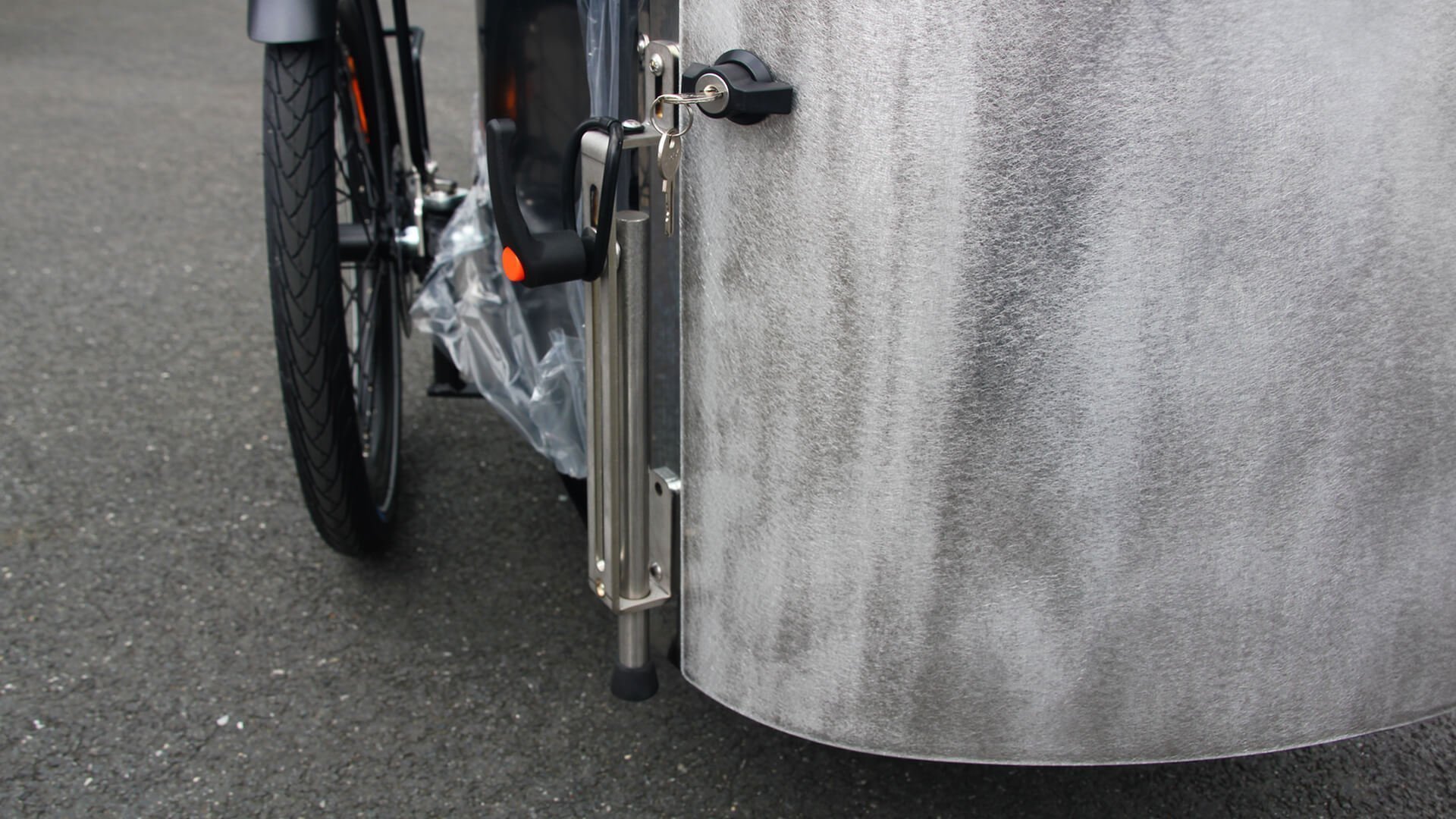 Gros plan sur la béquille anti-basculement incluse de série sur les modèles CARGO XL Événementiel