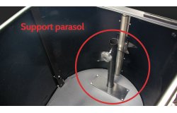 La malle du CARGO XL Évémentiel inclut de série un support parasol